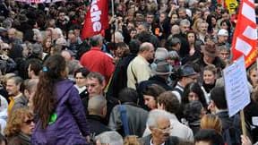 Manifestation à Paris, samedi, contre la réforme des retraites. Malgré la volonté du gouvernement d'en finir, le bras de fer avec les opposants à la réforme des retraites s'est poursuivi dimanche en France avec le maintien du blocage des raffineries, des