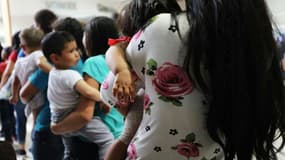 Des femmes et enfants migrants dans une gare routière de la ville américaine frontalière de McAllen, le 22 juin 2018