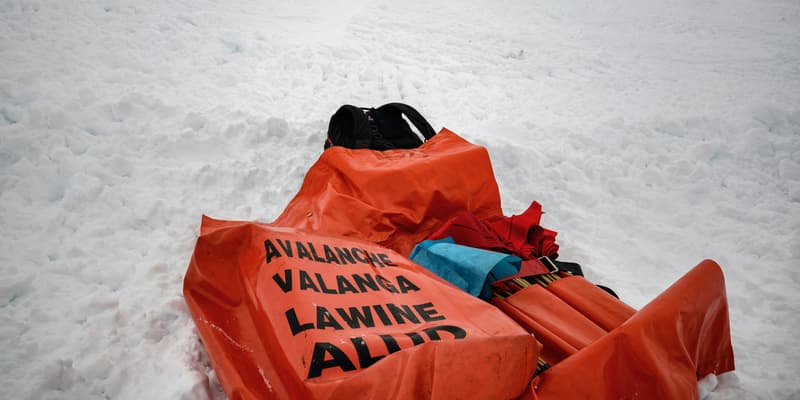 Un sac de secours contenant du matériel d'urgence en cas d'avalanche, dans la station des Deux Alpes le 20 décembre 2023.