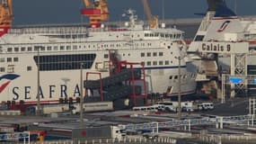Ferries SeaFrance bloqués à quai à Calais sur décision de la direction de la compagnie. Une réunion entre le ministre des Transports, Thierry Mariani, et les syndicalistes de la compagnie de ferries SeaFrance, menacé de disparition avec 880 emplois à la c