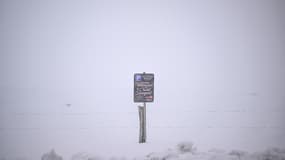 Une enseigne de restaurant sur une route enneigée après de fortes chutes de neige au col des Aravis, près de La Clusaz, le 17 avril 2025.