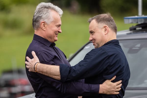 Le président polonais Andrzej Duda et son homologue lituanien Gitanas Nauseda dans la région dite du "corridor de Suwalki" à la frontière entre les deux pays, le 7 juillet 2022 Le président polonais Andrzej Duda et son homologue lituanien Gitanas Nauseda dans la région dite du "corridor de Suwalki" à la frontière entre les deux pays, le 7 juillet 2022
