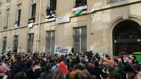 Des manifestants pro-palestiniens à Sciences Po Paris, le 26 avril 2024