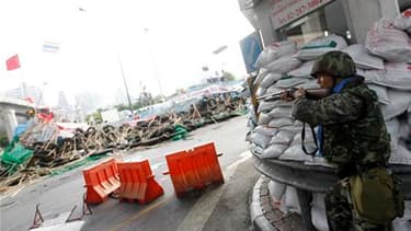 L'armée thaïlandaise a lancé mercredi une offensive contre les opposants au gouvernement et a réussi à forcer une barricade du campement fortifié que ces derniers occupent depuis cinq semaines dans le quartier d'affaires de Bangkok. /Photo prise le 19 mai