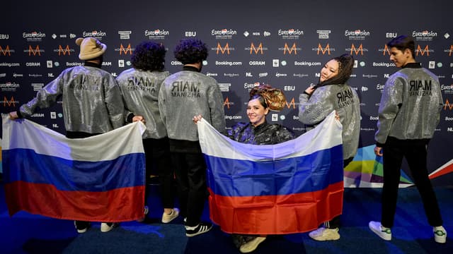 EUROVISION: LA RUSSIE EXCLUE DU CONCOURS 2022 La-chanteuse-russe-Manizha-avec-la-chanson-Russian-Woman-pose-lors-d-une-conference-de-presse-au-Concours-Eurovision-de-la-chanson-a-Rotterdam-le-19-mai-2021-1357221