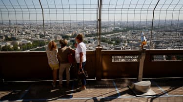 Des visiteurs regardent Paris d'un des deux premiers étages de la Tour Eiffel, le 25 juin 2020