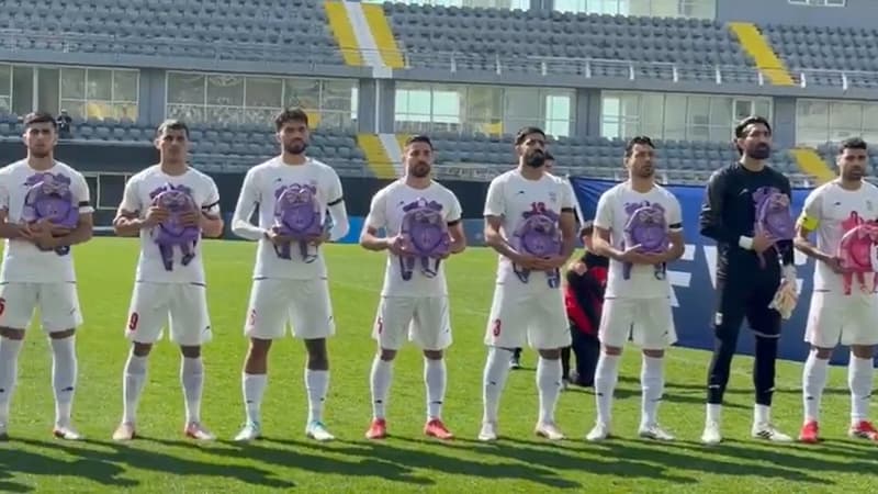 Iran-Nigeria: pourquoi les joueurs iraniens ont porté des cartables d'écoliers pendant leur hymne national