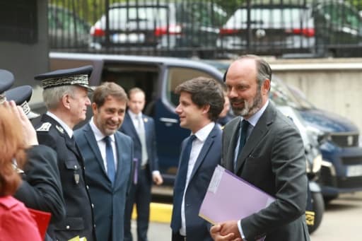 Le Premier ministre Edouard Philippe (d), accompagné par les ministres de l'Intérieur Christophe Castaner (2e g) et du Logement Julien Denormandie (2e d), rencontre le directeur général de la Police nationale, Frédéric Veaux (g), le 9 ju... Le Premier ministre Edouard Philippe (d), accompagné par les ministres de l'Intérieur Christophe Castaner (2e g) et du Logement Julien Denormandie (2e d), rencontre le directeur général de la Police nationale, Frédéric Veaux (g), le 9 ju...