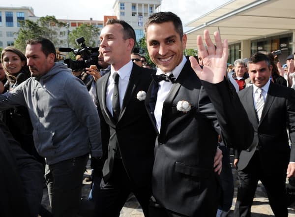 Vincent Autin et Bruno Boileau traversent le parvis de la mairie avant leur mariage le 29 mai 2023 à Montpellier