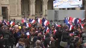 La foule à l'Esplanade du Louvre