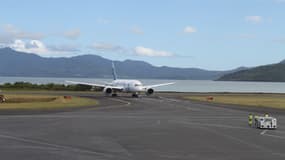 Un avion atterrissant à l'aéroport de Mayotte en 2016.