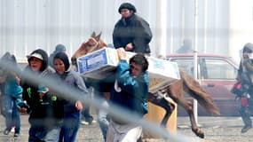 Des pilleurs d'un supermarché à Bariloche, Argentine, le 20 décembre.