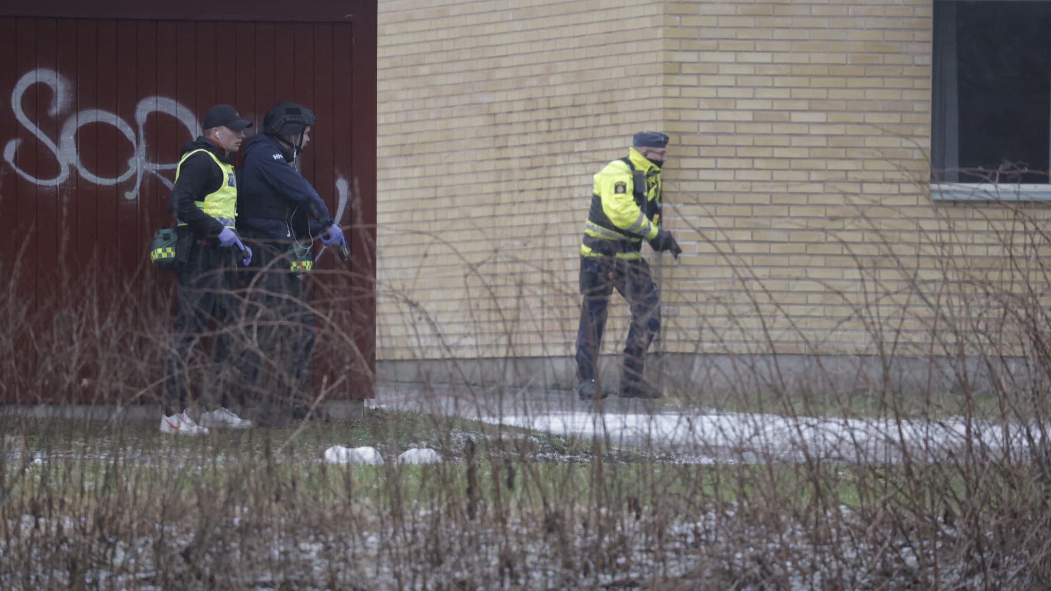 Des policiers sont vus à l'école Risbergska à Orebro, en Suède, le 4 février 2025, après des informations faisant état d'un crime violent grave.