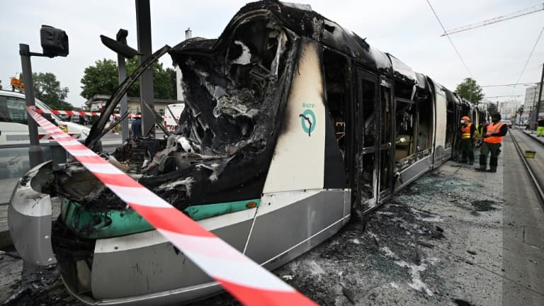Un tramway incendié à Clamart, lors d'émeutes liées à la mort de Nahel, le 29 juin 2023 au sud-ouest de Paris
