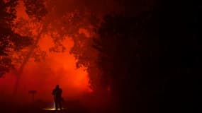 Un pompier lutte contre un incendie de forêt à Saumos, le 12 septembre 2022 en Gironde, dans le sud-ouest de la France