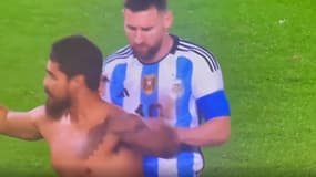 Messi signe un autographe sur le dos d'un streaker