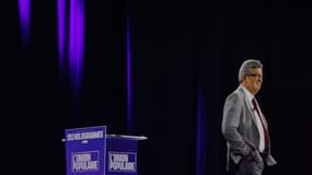 Un hologramme représentant le candidat de La France Insoumise (LFI) à la présidentielle Jean-Luc Melenchon apparaît sur la scène d'un meeting de son parti au Havre, le 5 avril 2022