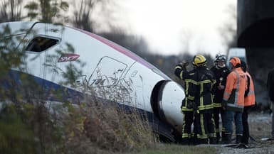 Le TGV à Eckwersheim près de Strasbourg après avoir déraillé le 14 novembre, le 15 novembre 2015