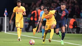 Jules Koundé défend sur Kylian Mbappé lors de PSG-Barça (2-3, Ligue des champions), le 10 avril 2024