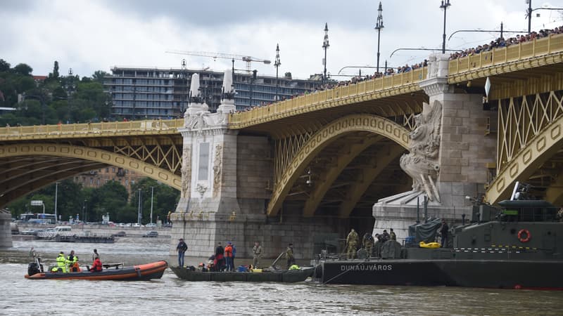 Les enquêteurs fouillent la zone du naufrage, le 30 mai 2019 à Budapest. 