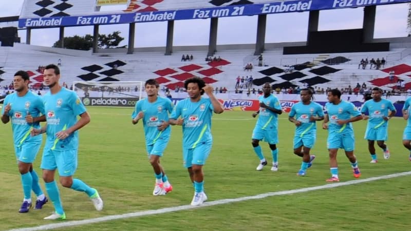 Des joueurs du Brésil à l'échauffement au stade Arruda, à Recife, en 2012