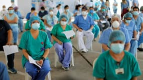 Des personnels médicaux péruviens attendent de recevoir une dose d'un vaccin contre le coronavirus à Lima le 9 février 2021 (photo d'illustration)