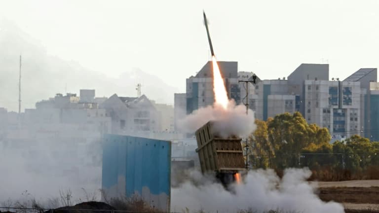 Le système anti-missile israélien Iron Dome en action pour intercepter des roquettes tirées depuis l'enclave palestinienne de Gaza, le 17 mai 2021