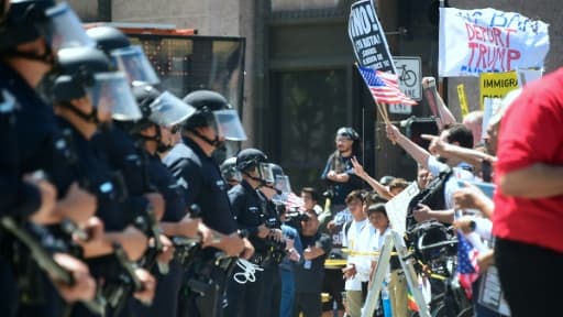 Supporters et opposants du président américain Donald Trump séparés par un cordon de policiers, le 1er mai 2017 à Los Angeles, en Californie