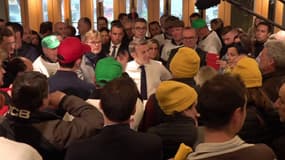 Emmanuel Macron en plein débat avec des agriculteurs au Salon de l'agriculture, le 24 février 2024 