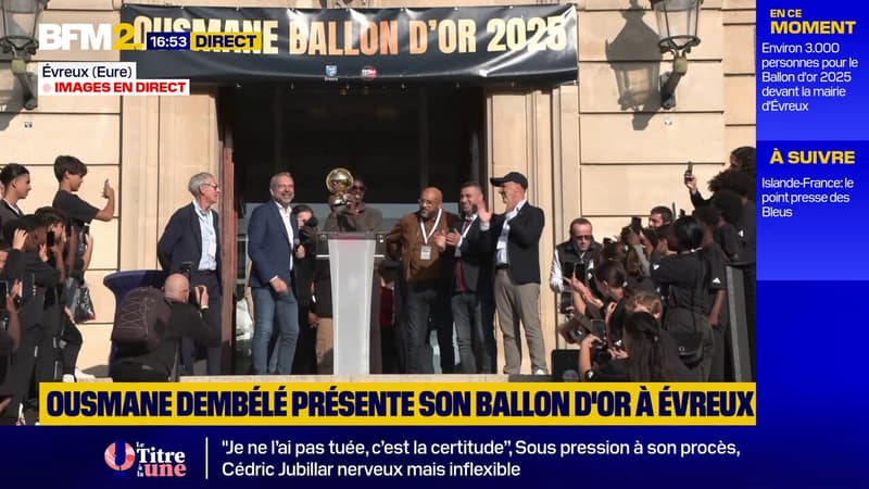 Ousmane Dembélé présente son Ballon d'or à Évreux
