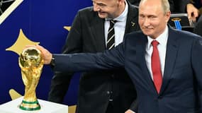 Vladimir Poutine lors de la remise du trophée de la Coupe du monde.