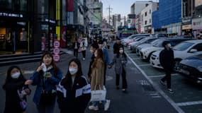 Des passants dans les rues de Séoul, le 12 avril.
