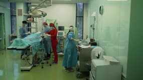Une clinique médicale à Kiev, où un patient est opéré 