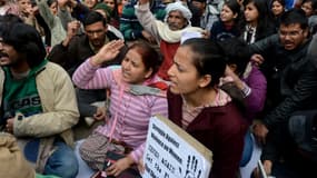 Des femmes manifestent le 30 décembre 2012 en Inde, après le décès d'une étudiante, violée et battue par six hommes.