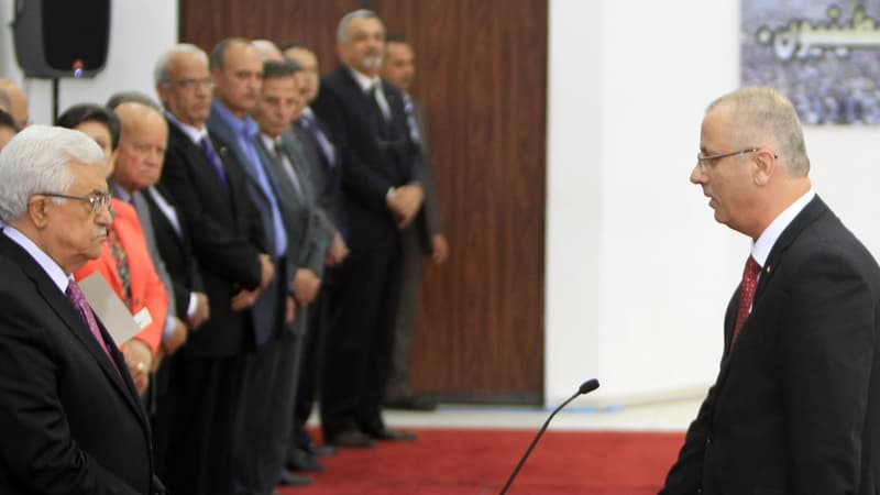 Le premier ministre Rami Hamdallah prête serment devant le président palestinien Mahmoud Abbas, le 2 juin 2014 à Ramallah.