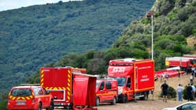 Des pompiers se tiennent à côté de leurs véhicules lors de la présentation du dispositif de lutte contre les feux de forêt dans le département de l'Hérault, le 12 juillet 2024. Photo d'illustration