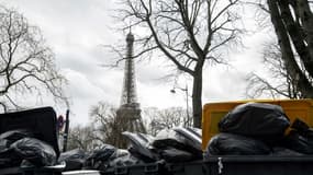 Les poubelles s'accumulent dans les rues de Paris, le 13 mars 2023.