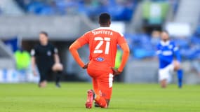 Marvin Ekipeta, coéquipier de Jake Daniels, posant un genou à terre en 2021.