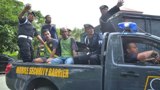 Des personnels pénitentiaires recapturent des détenus qui se sont évadés, le 5 mai 2017 à Pekanbaru, en Indonésie