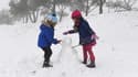 Des enfants jouent sous la neige, ce samedi 2 décembre, près de la route de la Gineste, entre Marseille et Cassis, dans les Bouches-du-Rhône.