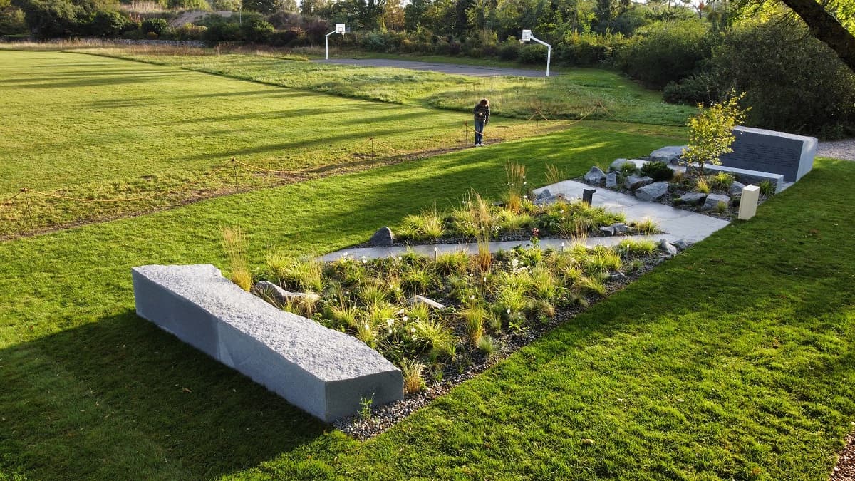 Une préfiguration du jardin mémoriel des victimes du 13-Novembre dans les jardin de l'École du Breuil. Une préfiguration du jardin mémoriel des victimes du 13-Novembre dans les jardin de l'École du Breuil.