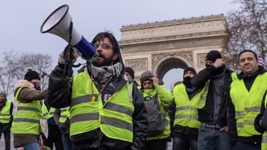 Des gilets jaunes rassemblés près de l'Arc de Triomphe à Paris, le 15 décembre 2018.