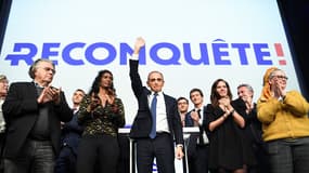 Éric Zemmour entouré notamment de Gilbert Collard et Stéphane Ravier le soir du premier tour de l'élection présidentielle à Paris, le 10 avril 2022. 