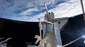Vue de la navette américaine Discovery, le 7 avril. Selon des responsables de la Nasa, un problème dans un appareil de refroidissement à bord de la Station spatiale internationale (ISS) pourrait amener à prolonger la mission de Discovery en vue d'effectue