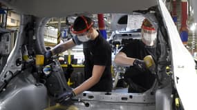 Des employés de Toyota sur la chaîne de montage de l'usine automobile Toyota à Onnaing, près de Valenciennes, le 23 avril 2020.