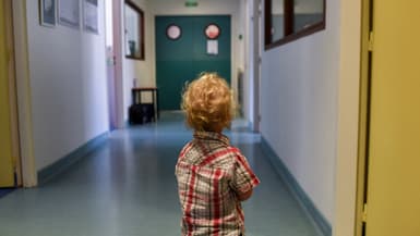Un enfant dans un couloir de l'Unité spécialisée de protection de l'enfance (Cased) à Rennes, le 7 juin 2021 (photo d'illustration)