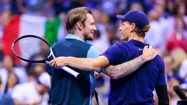  Alexander Bublik salue la performance insolente de Jannik Sinner en 8es de finale de l'US Open (6-1, 6-1, 6-1), le 1er septembre 2025