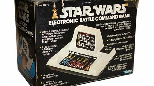 Le premier jeu vidéo Star Wars, une petite console de jeux électronique.