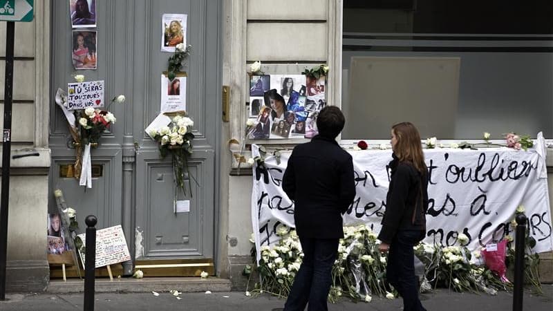 Hommages à Agnès, une adolescente tuée par un lycéen dans son internat en novembre dernier en Haute-Loire. Aux termes d'un amendement législatif élaboré après ce meurtre et adopté jeudi à l'Assemblée, la justice devra informer les responsables des établis