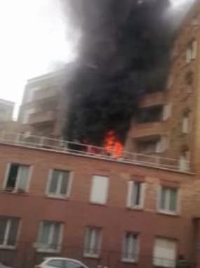 Bâtiment en feu en Asnières-sur-Seine - Témoins BFMTV